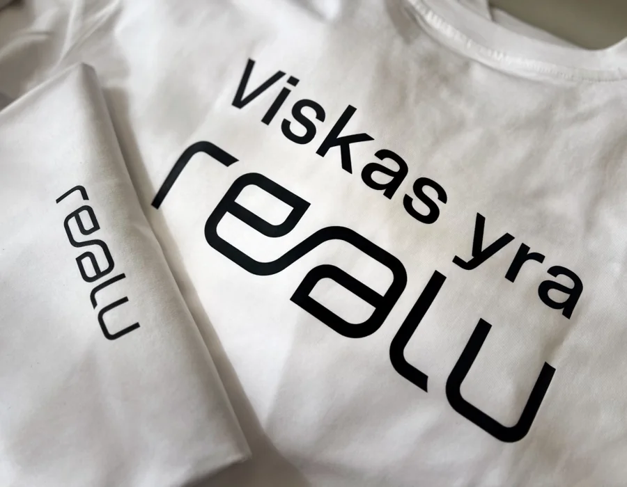 Balti marškinėliai su „Realu“ logotipu ir juodu užrašu