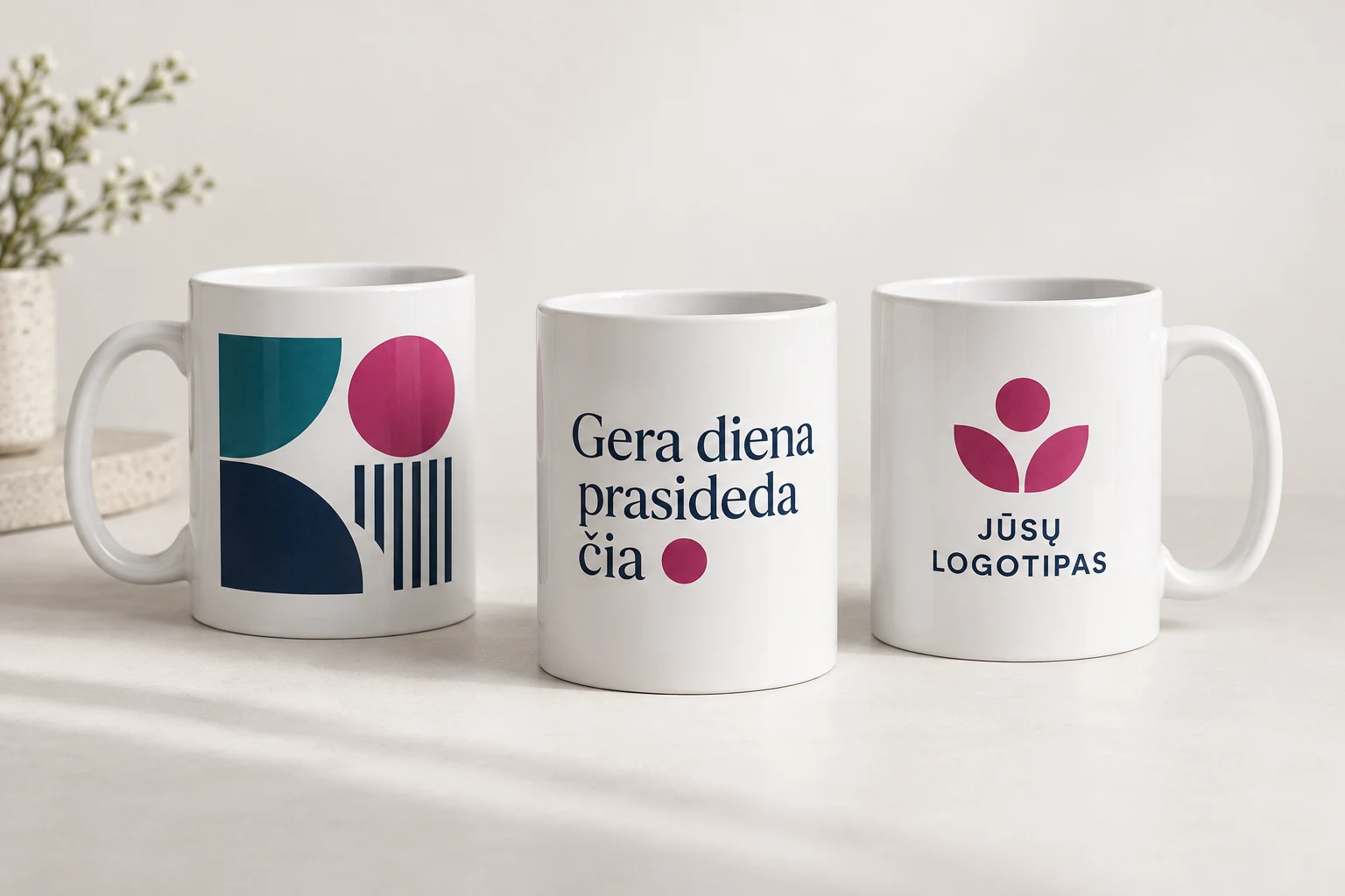 Iliustraciniai baltų puodelių spaudos maketai: spalvingas piešinys, lietuviškas užrašas ir logotipo vieta